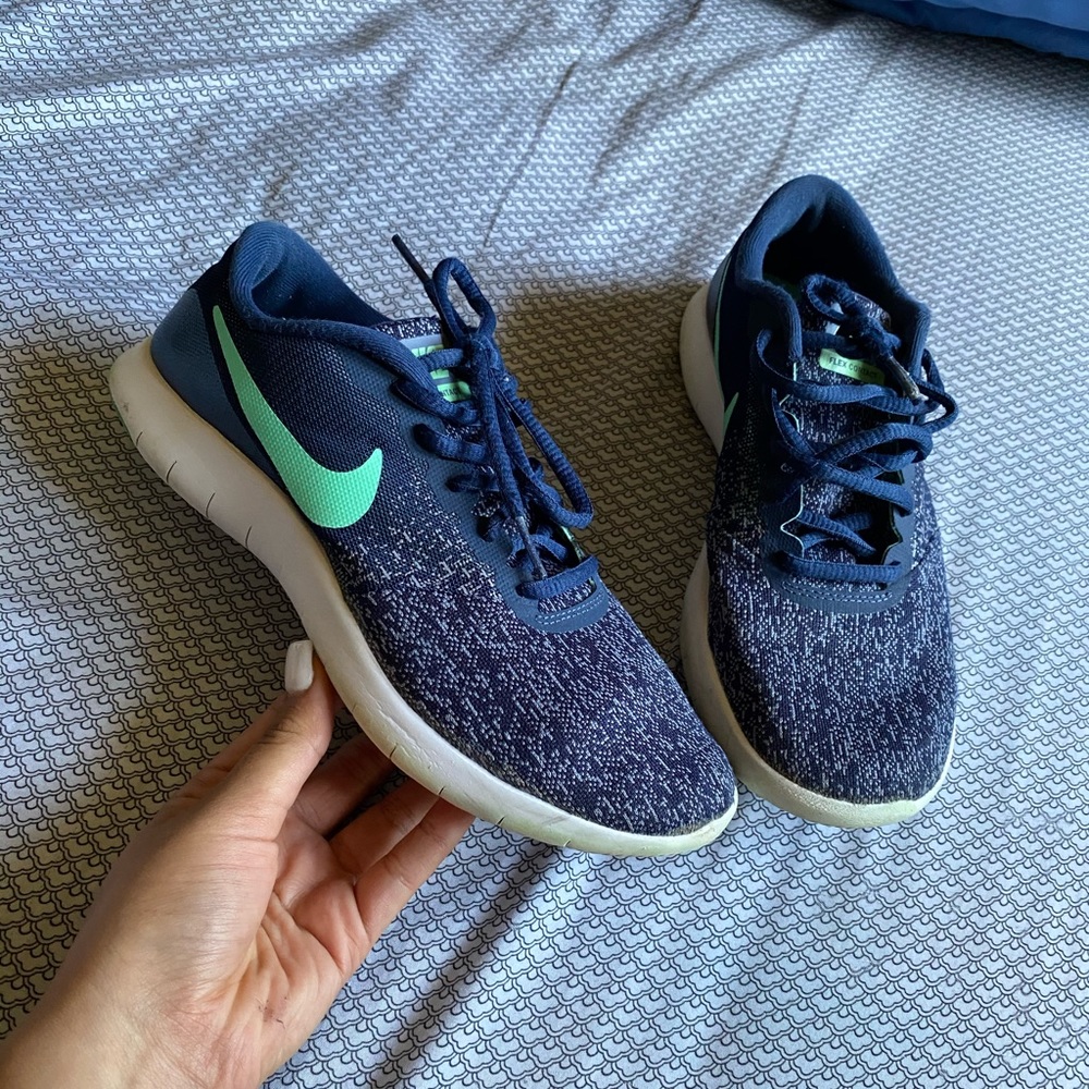 Woman sport shoes